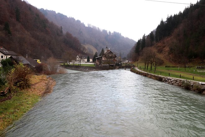 V deževnem novembru, ko je Sora velikokrat narasla, so bili prebivalci zelo zaskrbljeni. FOTO: Igor Mali