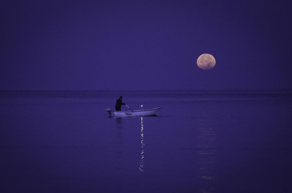 Fotografija: Lunin zahod  FOTO: Jože Suhadolnik