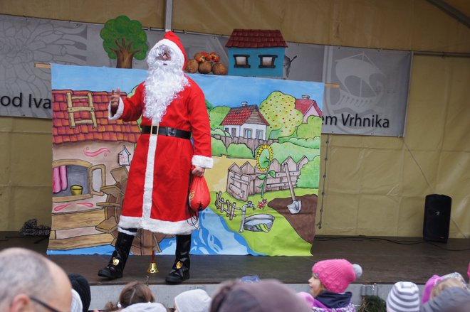 Otroke bo obdaroval Božiček. Fotografiji: Lions klub Vrhnika