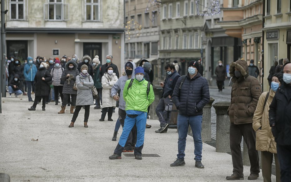 Fotografija: Množično hitro testiranje FOTO: Blaž Samec