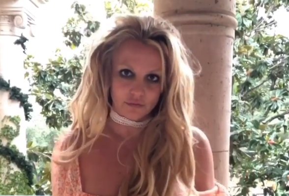 Fotografija: Britney Spears se je v videu pojavila popolnoma neurejena in se nenavadno vedla. FOTO: Instagram