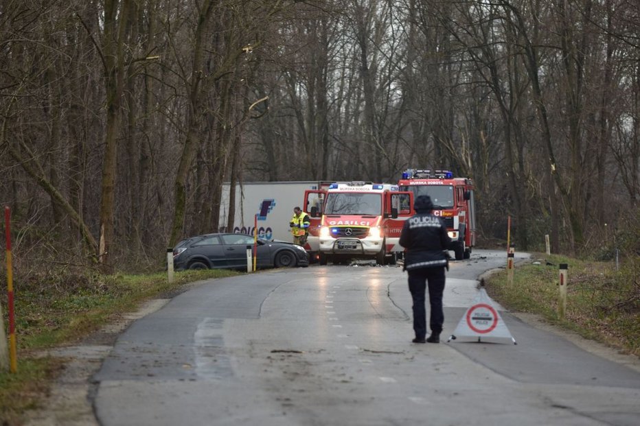 Fotografija: V trčenju dveh vozil dve osebi poškodovani. FOTO: O. B.