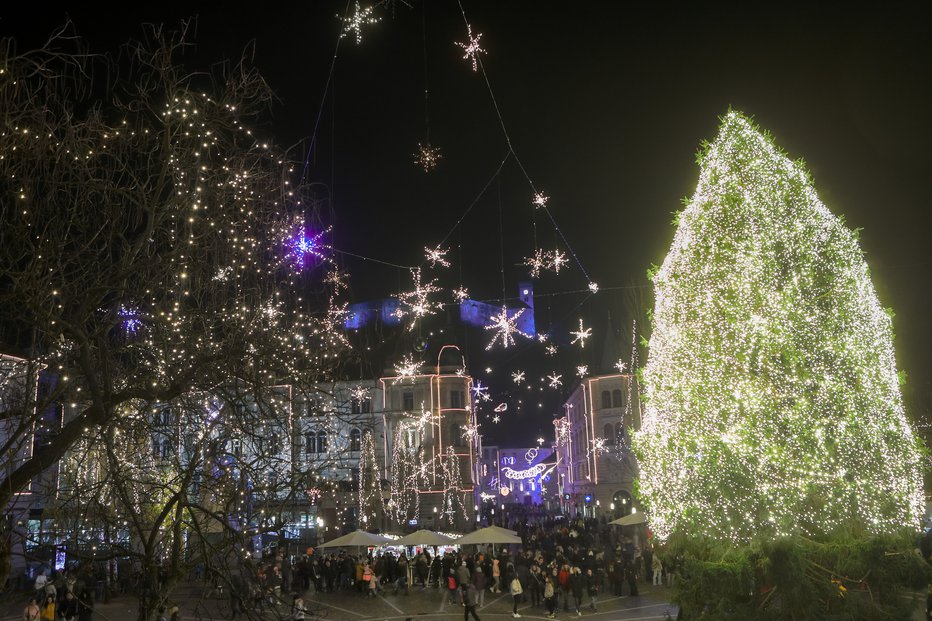 Fotografija: V Ljubljani sveti več kot 50 kilometrov lučk. FOTO: Marko Feist