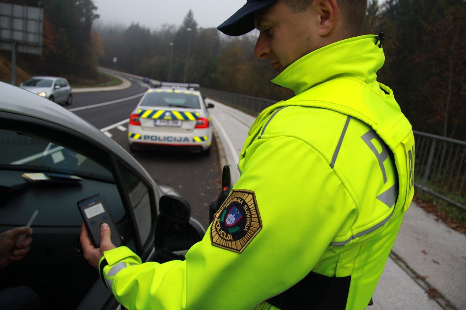 Fotografija: Policisti so dali vozniku pihat (simbolična fotografija). FOTO: Policija