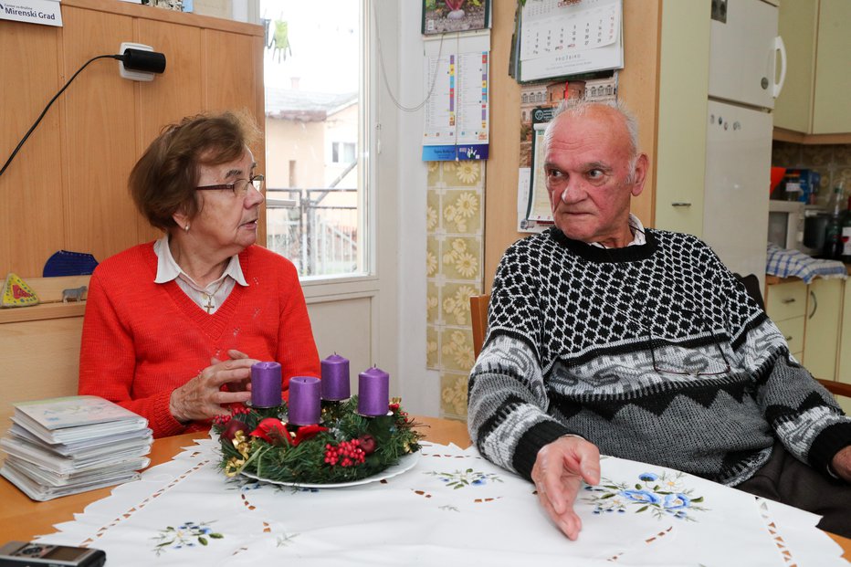 Fotografija: Anica in Stane, poročena sta že 56 let, nista svojega tretjega otroka nikoli pokopala. FOTO: Marko Feist