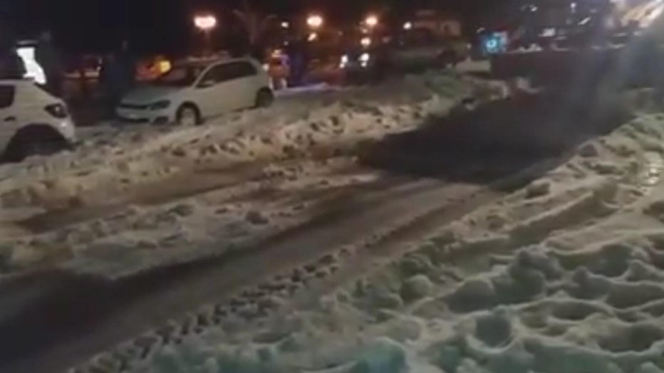 Fotografija: Toča, ki je pobelila Pakoštane. FOTO: Facebook/vatrogasci – Oni su naši heroji