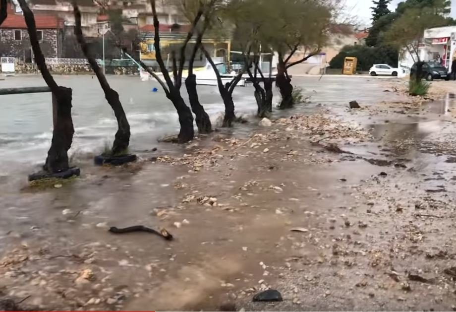 Fotografija: Brodarica v Šibeniku nasproti otoka Krapanj, ki ga je danes poplavilo. FOTO: Youtube