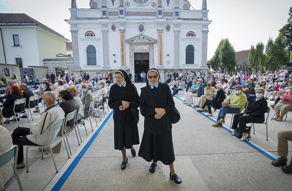 Fotografija: Kljub omejitvi se je na Brezjah zbralo več tisoč vernikov. FOTO: Jože Suhadolnik