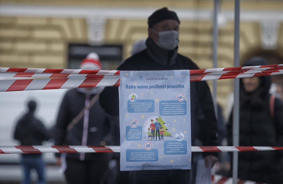 Fotografija: Drugi dan množičnih hitrih testiranj so razširili seznam krajev, kjer ti potekajo. FOTO: Blaž Samec