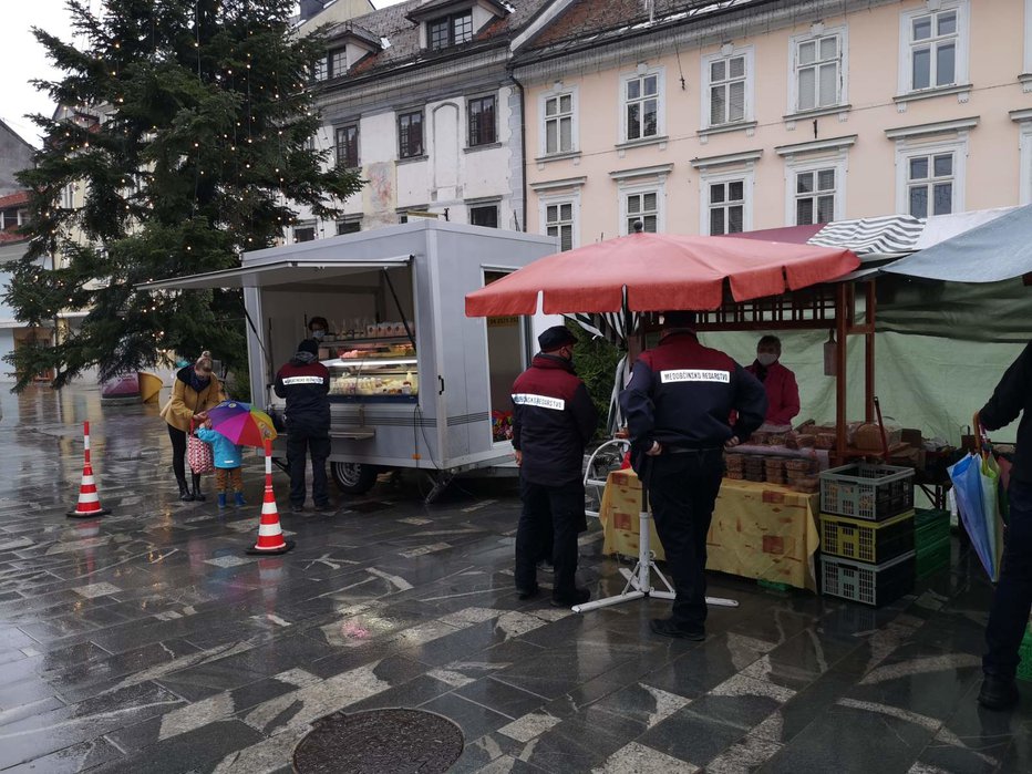 Fotografija: Prodajalci in obiskovalci so bili nad dogajanjem presenečeni. FOTO: Bralec