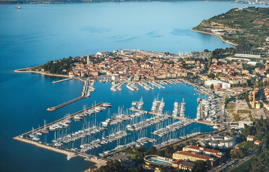 Fotografija: Panorama Izole z ribiškim pristaniščem in marino FOTO: ARHIV KOMUNALA IZOLA/BRANKO FURLANIČ