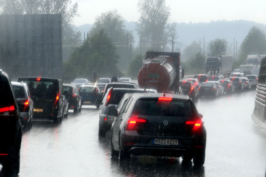 Fotografija: Zgodilo se je na ljubljanski obvoznici. FOTO: Tomi Lombar, Delo 