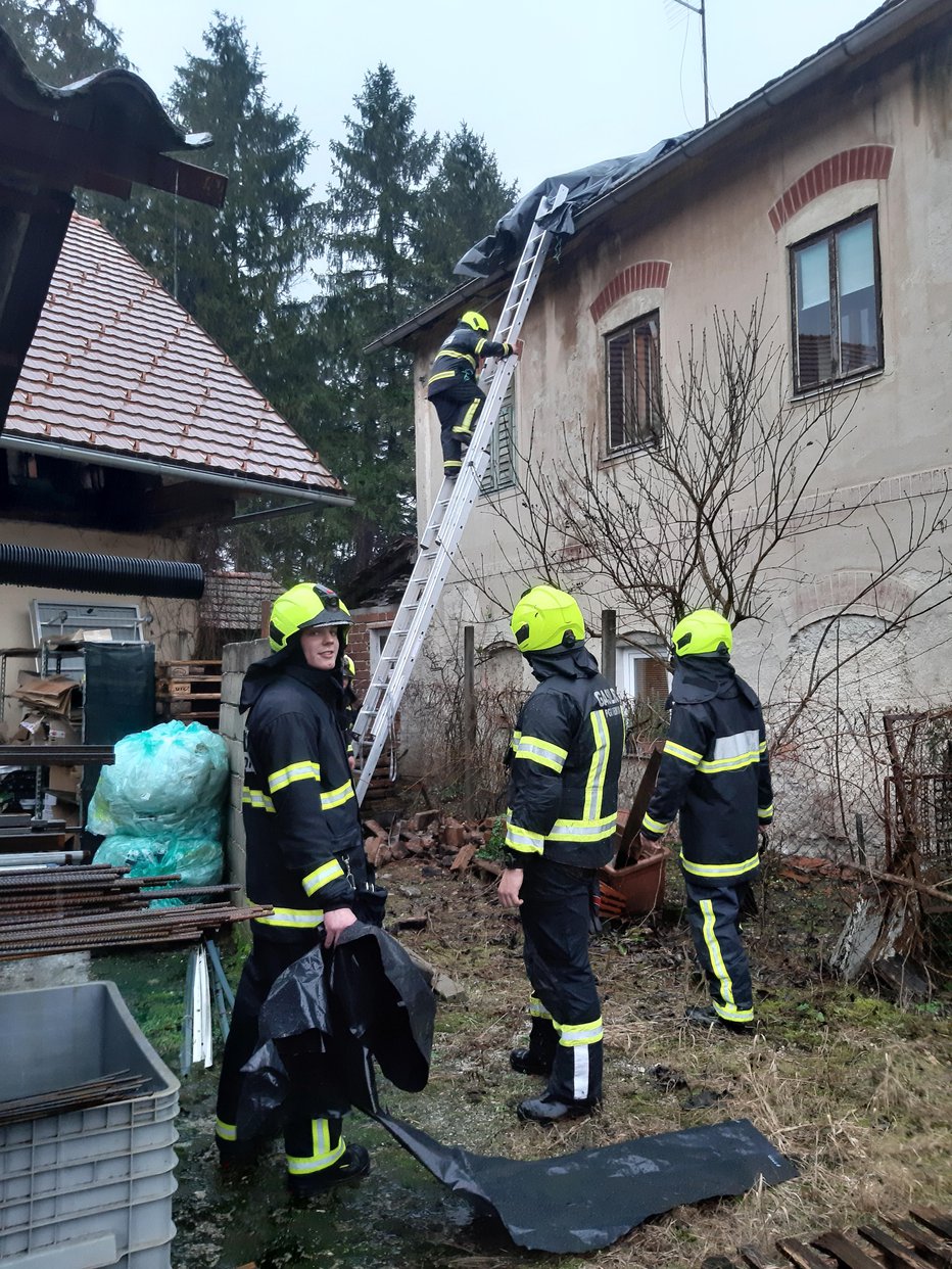 Fotografija: V Kostanjevici na Krki je uničenih nekaj dimnikov. FOTO: Tanja Jakše Gazvoda