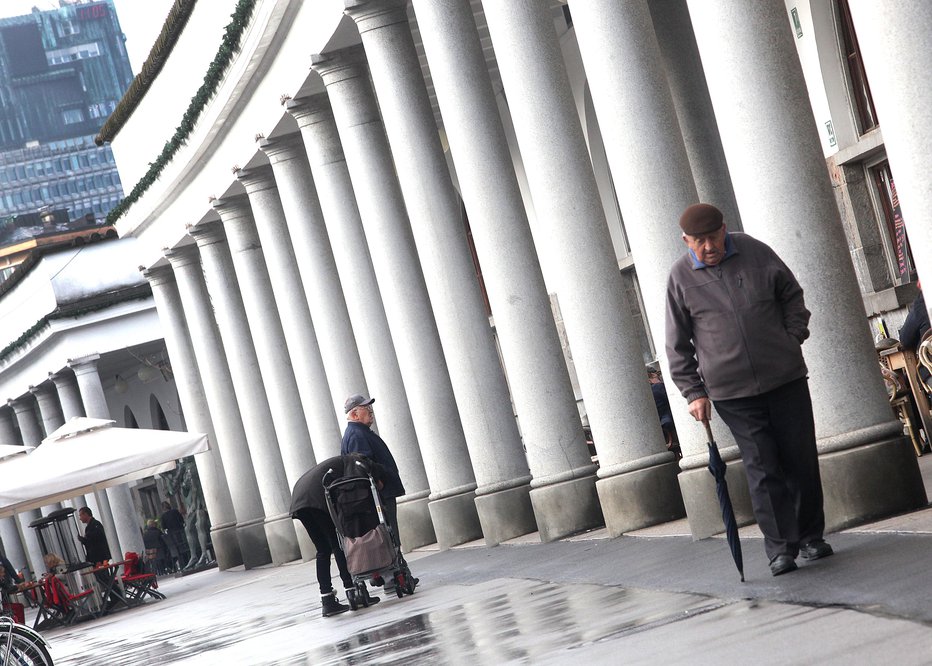 Fotografija: Po izpolnjenih pogojih za upokojitev bo možno ostati na delovnem mestu le s soglasjem delodajalca. FOTO: Mavric Pivk, Delo