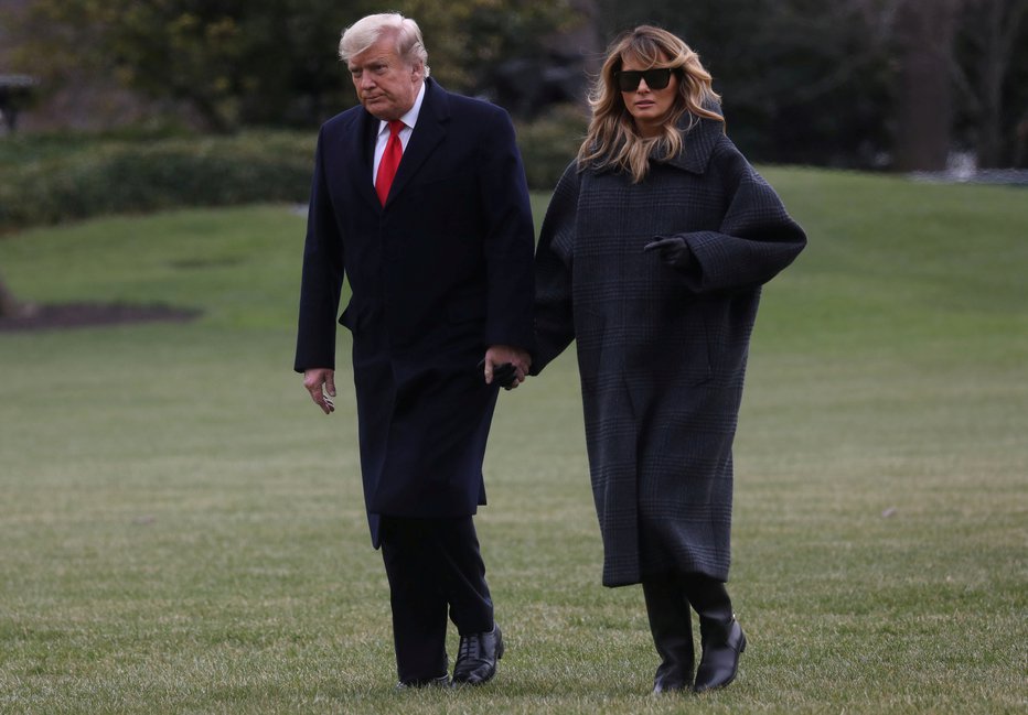 Fotografija: Donald in Melania Trump na zadnji dan leta 2020. FOTO: Leah Millis, Reuters