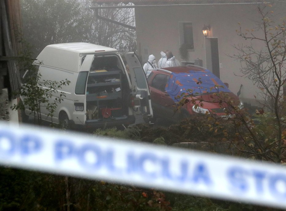 Fotografija: V hiši na Dolgem Brdu je sestro, mamo in očeta umoril Gašper Bučar, nato si je sodil sam. FOTO: DEJAN JAVORNIK