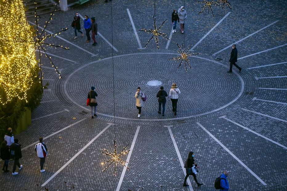 Fotografija: Po optimističnih napovedih bi se sredi pomladi lahko življenje vrnilo v normalo. FOTO: Matej Družnik