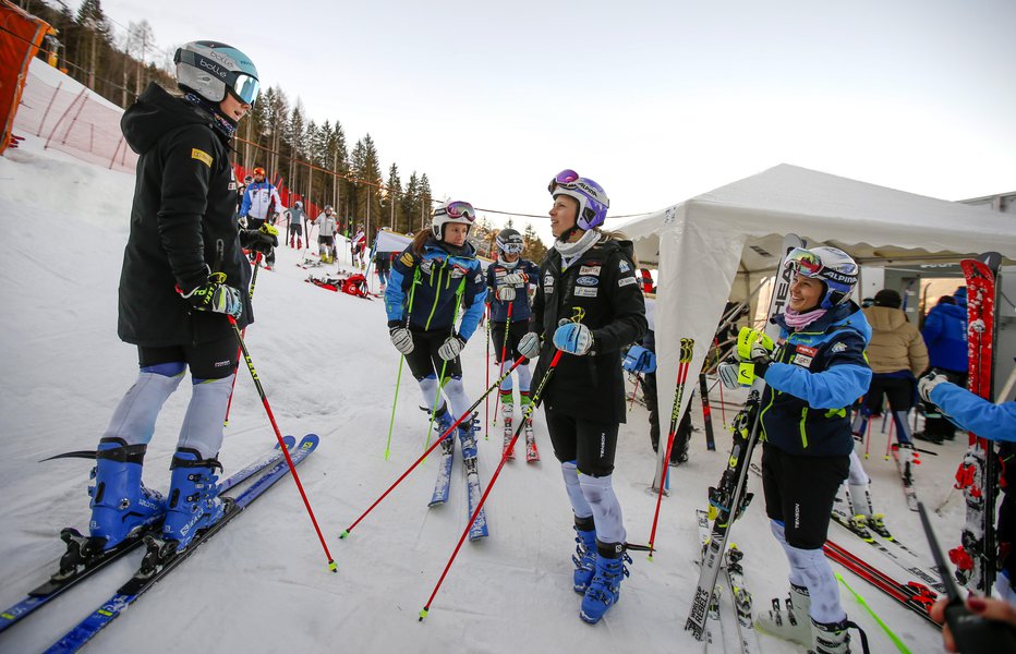 Fotografija: Lani so se slovenske smučarke takole pripravljale na start v Kranjski Gori, čez dober teden se bodo očitno v Mariboru. FOTO: Matej Družnik