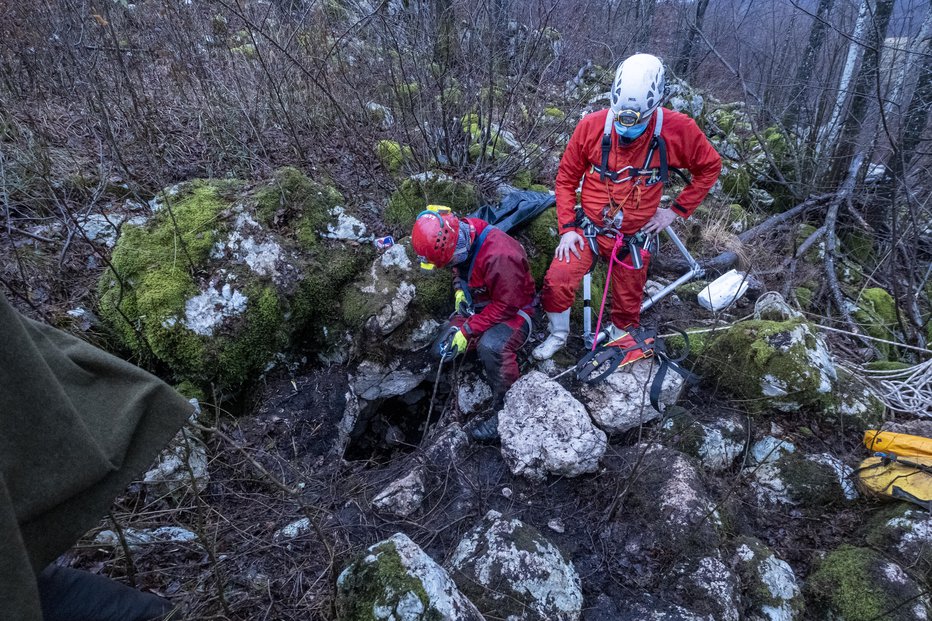 Fotografija: S pomočjo vrvne tehnike so reševalci Rino rešili iz brezna. FOTO: Matej Zalokar