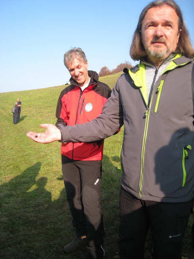 Biologa Dušan Klenovšek in Janko Sotošek na učni poti<br />
FOTOGRAFIJE: Nada Černič Cvetanovski