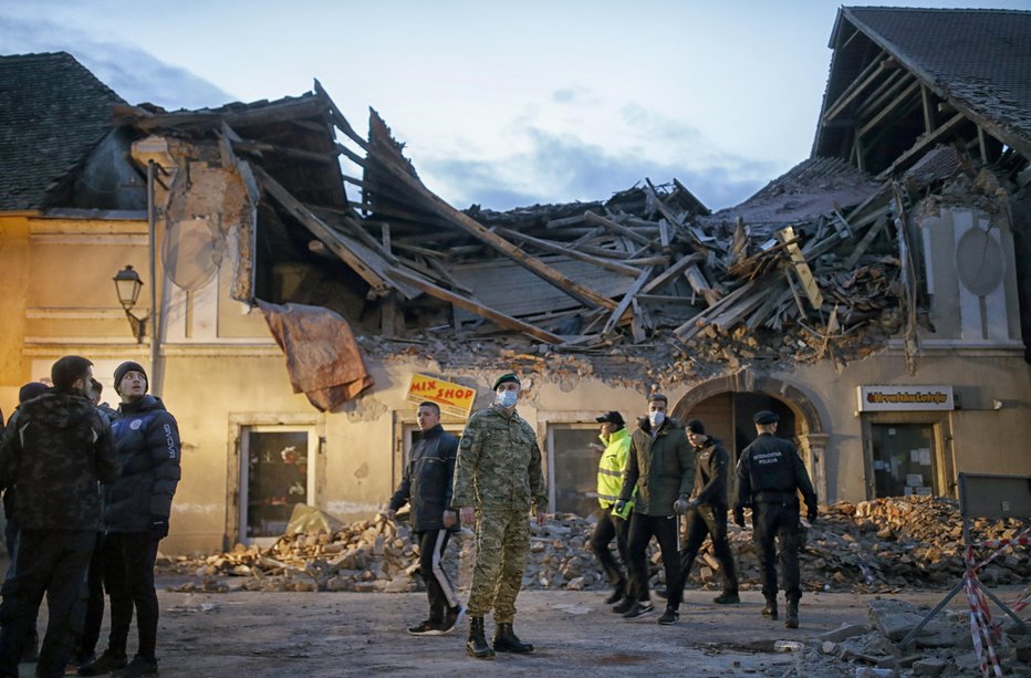 Fotografija: Posledica potresa.  FOTO: Blaž Samec/Delo