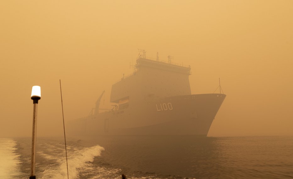 Fotografija: Vojaška ladja HMAS Choules bo ljudi z obale Mallacoota vozila na varno. FOTO: Helen Frank, Royal Australian Navy/AFP