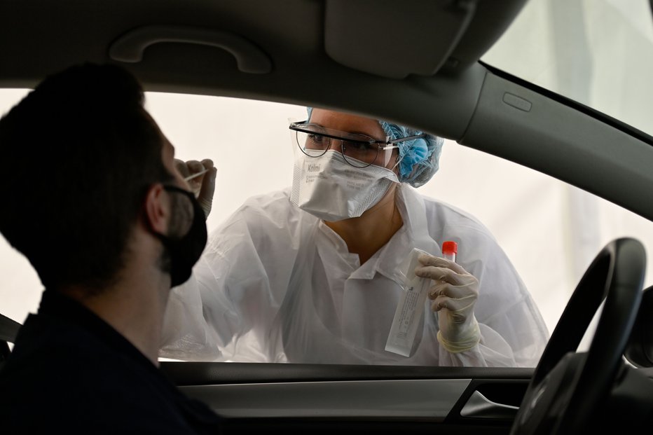 Fotografija: Večje število testiranih je povečalo tudi znano število okuženih. FOTO: Damien Meyer/AFP