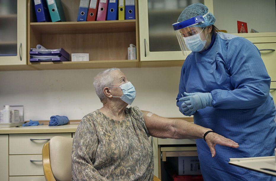 Fotografija: Cepljenje proti koronavirusu v Domu starejših občanov Fužine. FOTO: Blaž Samec/Delo