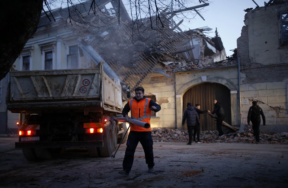 Fotografija: Posledice potresa v hrvaškem mestu Petrinja. FOTO: Blaž Samec/Delo