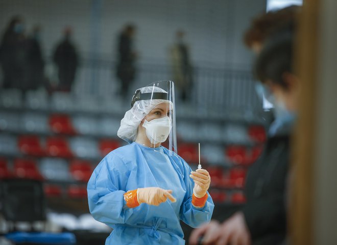 V nekaterih podjetjih so se za testiranja dogovorili v zdravstvenih domovih, ponekod pa jih opravljajo tudi na sedežih podjetij. FOTO: Jože Suhadolnik, Delo