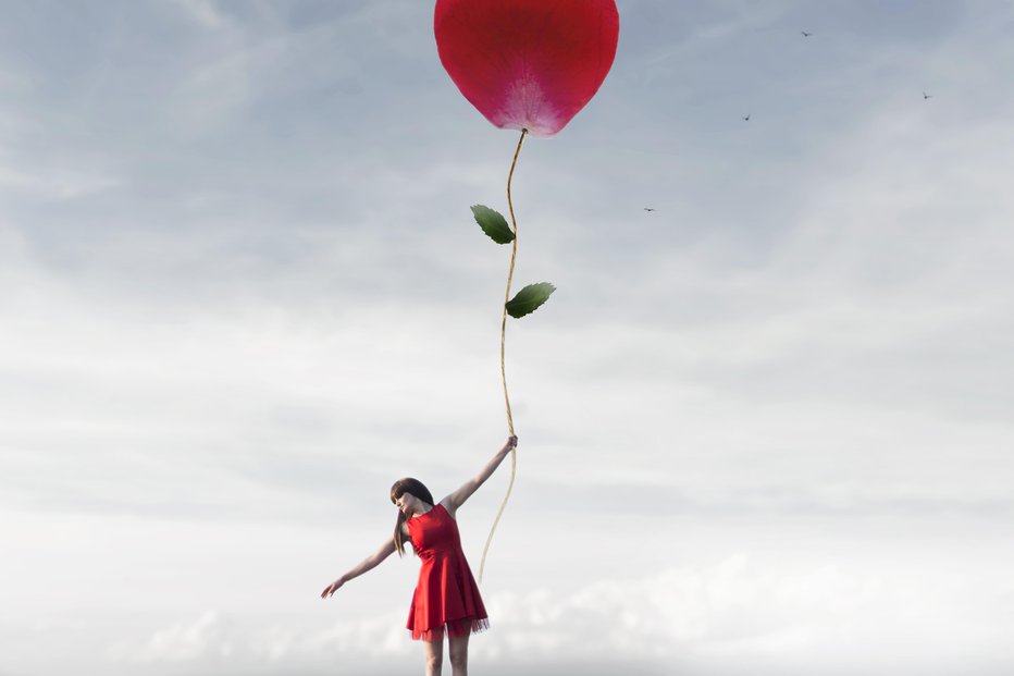 Fotografija: dreamy woman flies clinging to a heart-shaped flower