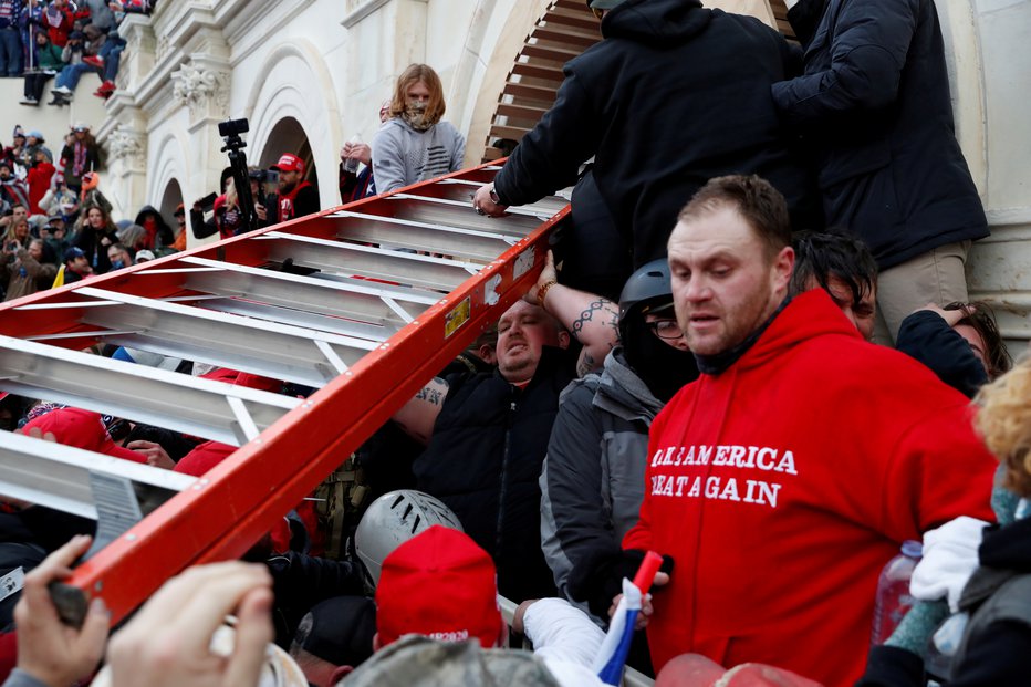 Fotografija: Trump se je svojim podpornikom, nasilnežem, zahvalil. FOTO: Shannon Stapleton/Reuters