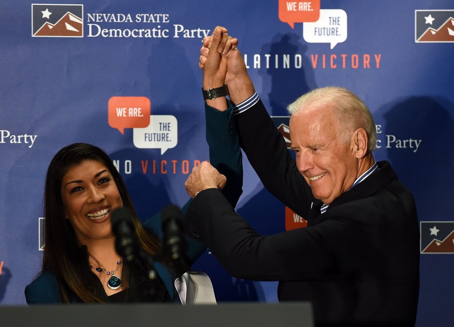 Fotografija: Lucy Flores in Joe Biden nista več prijatelja. FOTO: AFP