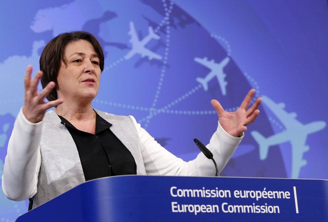 Violeta Bulc: »Nikoli nisem skrivala, da bi z veseljem opravljala še en mandat. To je politična funkcija in predsednikovo odločitev sprejemam športno. Odločil se je za tistega, o katerem misli, da najbolj ustreza njegovemu načinu delovanja.« FOTO: Francois Lenoir/Reuters