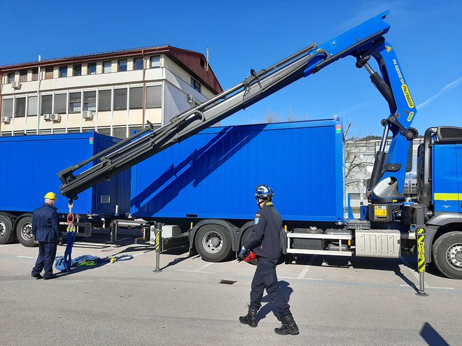 Postavljanje kontejnerjev za sprejem morebitnih okuženih z novim koronavirusom v Slovenj Gradcu. FOTO: Mateja Kotnik