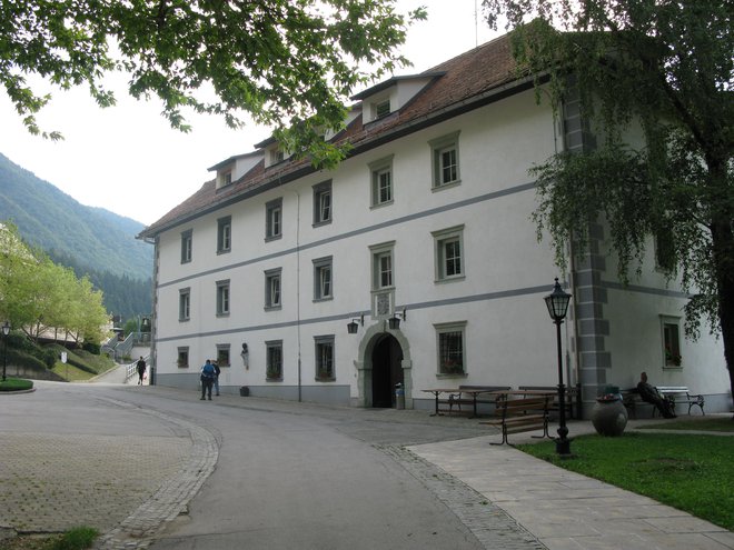 V gradu Turn v Preddvoru je zdaj dom starejših občanov, ena soba je namenjena tudi življenju in delu prve pisateljice in pesnice na Slovenskem. Foto: Marjana Hanc