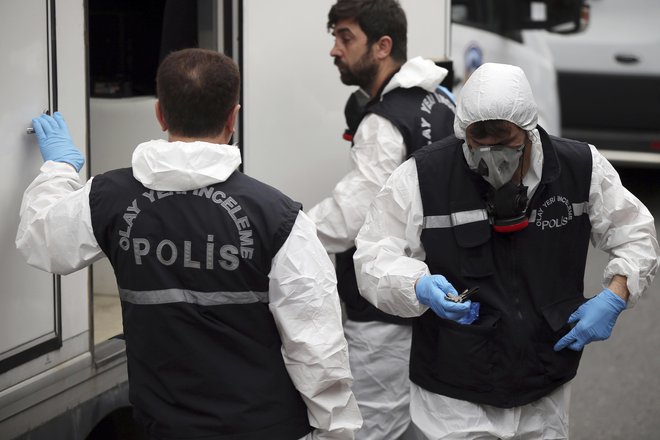 Po poročanju turških medijev je novinarja v konzulatu domnevno ubila in razkosala skupina 15 moških. FOTO: Emrah Gurel/Ap