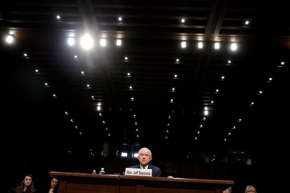 Fotografija: Po več kot eno leto trajajočih napadih na politično in osebno življenje državnega tožilca je Sessions na Trumpovo zahtevo v sredo odstopil. FOTO: Joshua Roberts/Reuters