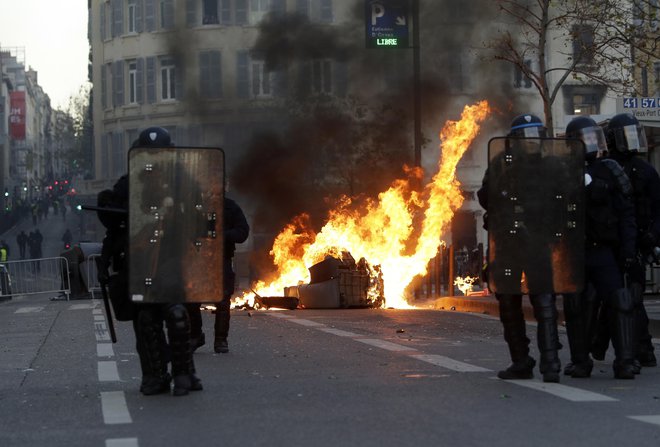 Po navedbah notranjega ministrstva so včeraj po vsej državi prijeli 1723 protestnikov, od tega so jih 1220 pridržali .FOTO: AP