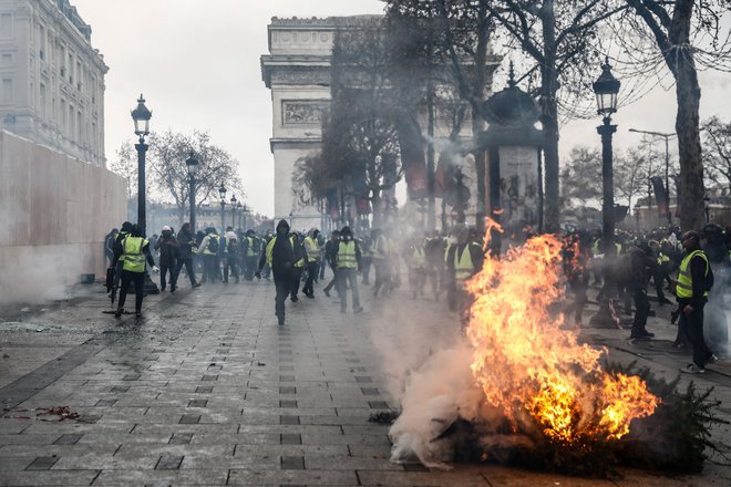 Včeraj se je protestov po vsej državi udeležilo okoli 136.000 ljudi, od tega 10.000 v Parizu. FOTO: AFP