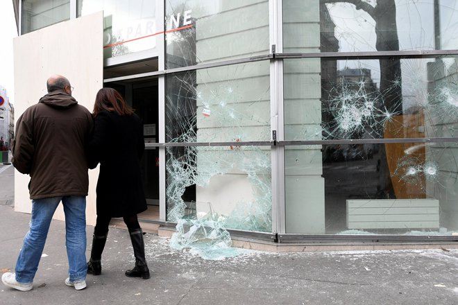 Razdejanje po včerajšnjih protestih. FOTO: Reuters