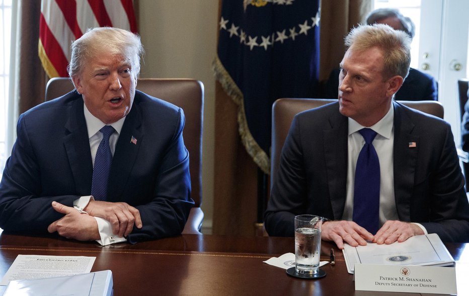 Fotografija: Patrick Shanahan (desno) in Donald Trump. FOTO: Evan Vucci Ap