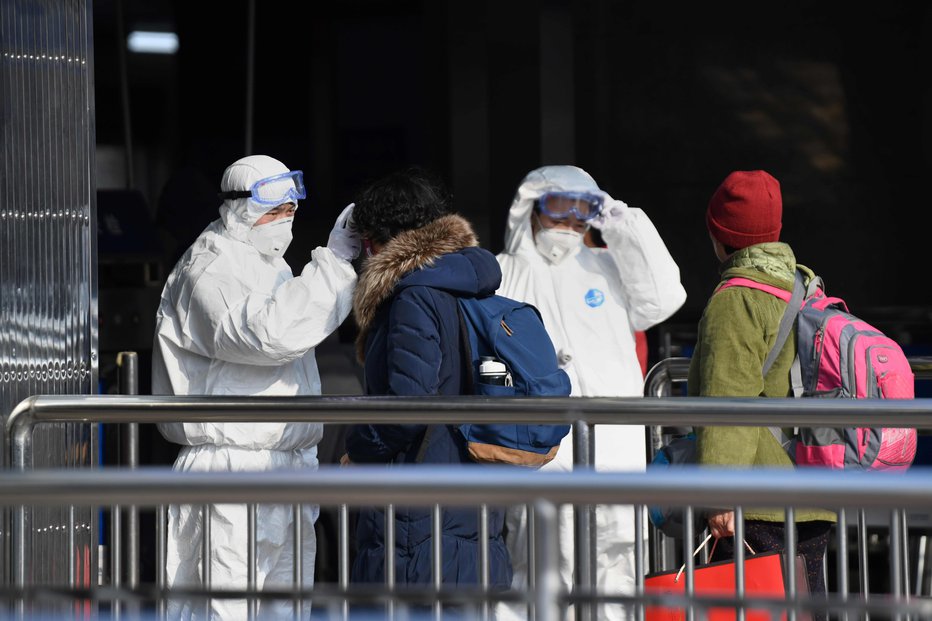 Fotografija: Vozovnice za javni prevoz preverjajo uslužbenci, oblečeni v varnostne obleke, grožnja virusa je velika. FOTO: Noel Celis/AFP