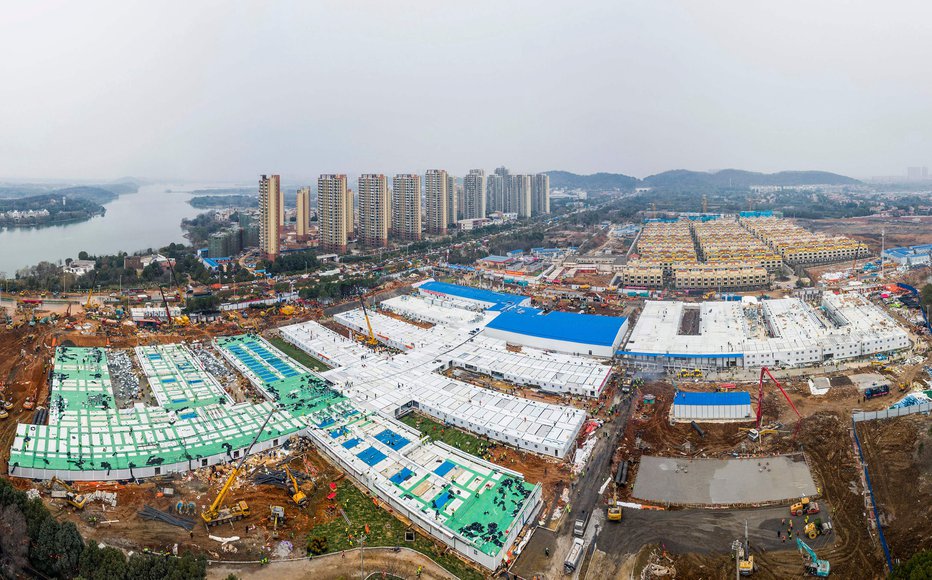 Fotografija: Bolnišnico Huoshenshan (Gora ognjenega boga) so zgradili v le osmih dnevih. FOTO: AFP