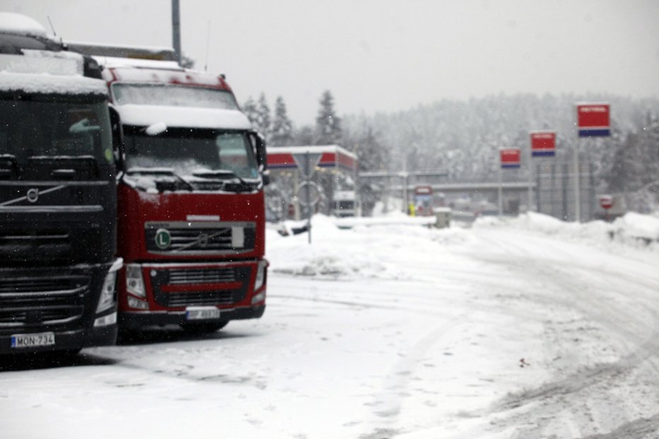 Fotografija: Na parkirišču. FOTO: Mavric Pivk, Delo