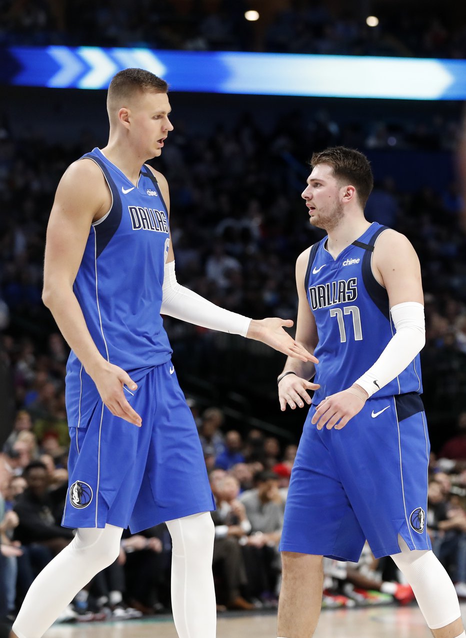 Fotografija: Luka Dončić (77) in Kristaps Porzingis (levo) sta združila moči po skoraj petih mesecih. FOTO: USA Today Sports