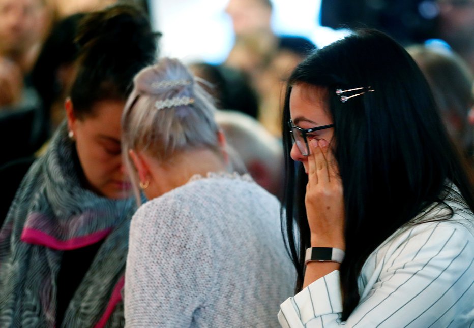 Fotografija: Ob minuti tišine na srečanju s Kretschmerjem so nekateri ljudje postali čustveni. FOTO: Hannibal Hanschke/Reuters