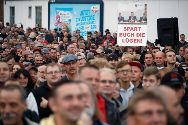 Skupina skrajne desnice Za Chemnitz se je zbrala na ulicah tega saškega mesta pred vhodom, kjer je imel z množico pogovor saški ministrski predsednik Michael Kretschmer. FOTO: Odd Andersen/AFP