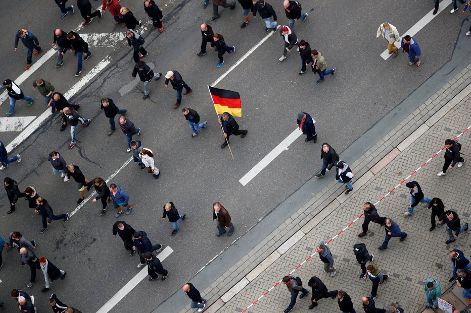 Fotografija: Ogorčene demonstracije skrajne desnice so sledile uboju 35-letnega nemškega državljana Daniela Hilliga, za katerega je obtožen 22-letni iraški Kurd. FOTO: Hannibal Hanschke/Reuters