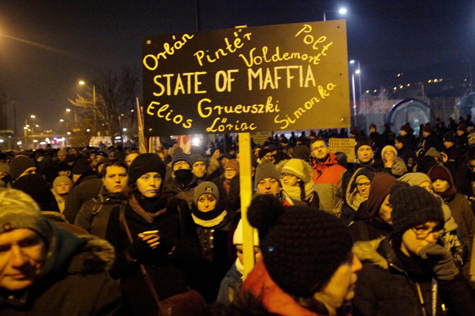 Fotografija: V svoji peticiji so poslanci podprli protestnike, ki zahtevajo umik nove delovne zakonodaje: ta je v sredo sprožila največje proteste na Madžarskem v zadnjem desetletju. FOTO: Peter Kohalmi/AFP